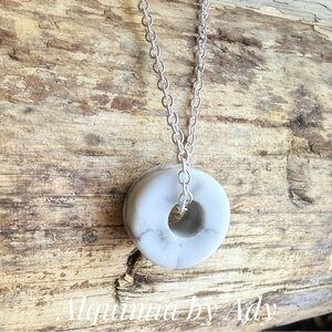Alquimia Silver Necklace with Marble-Style Pendant white howlite